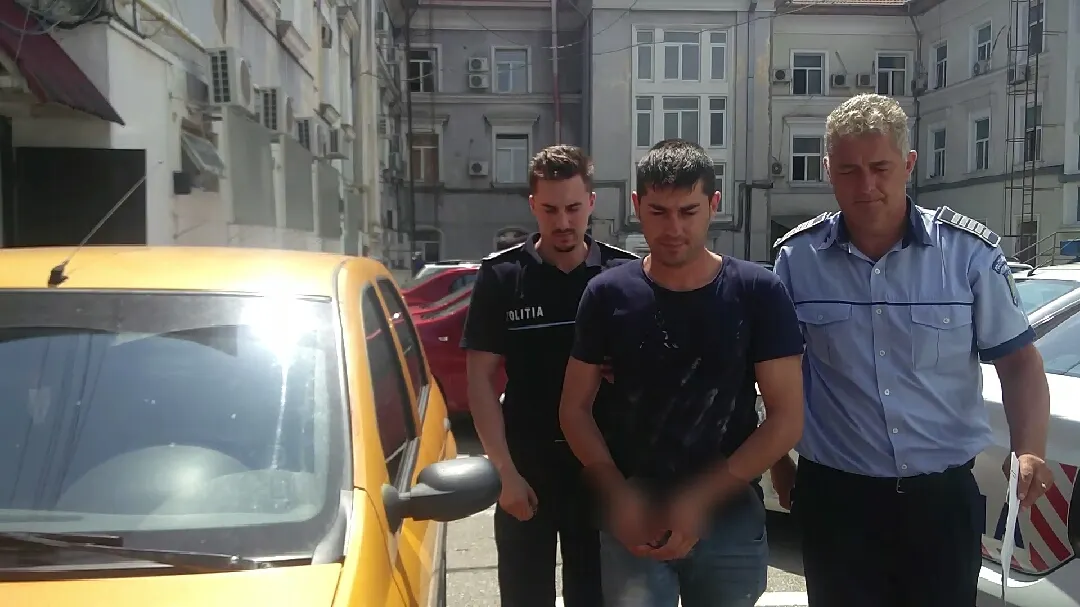 Bărbat reținut după ce i-a dat cu sticla în cap unei persoane, într-un bar din Mioveni