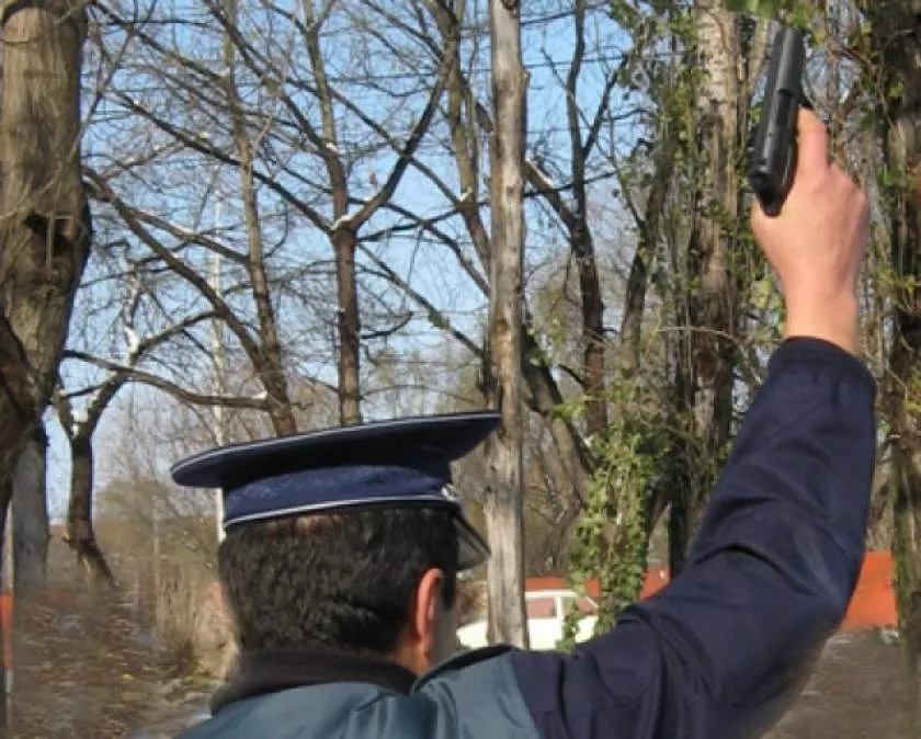 Agresorul i-a ameninţat cu toporul pe poliţişti! Cercetat pentru ultraj