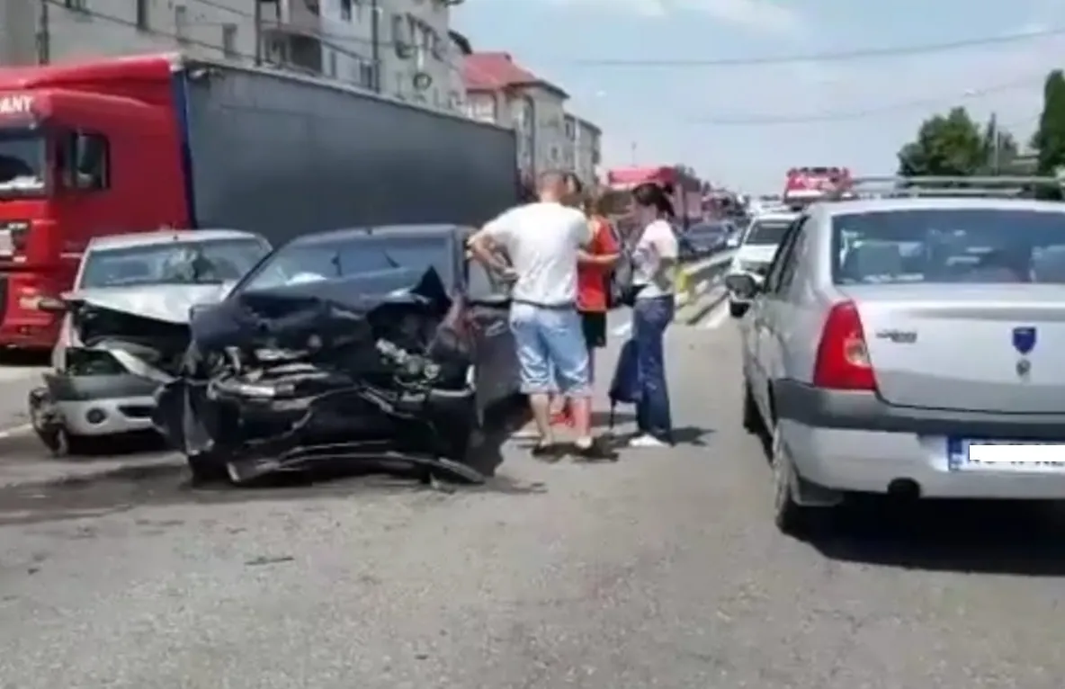 Carambol cu trei autoturisme la Mărăcineni. 3 persoane au fost rănite