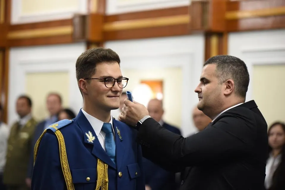 Un tânăr pilot argeșean, decorat de ministrul Apărării Naționale