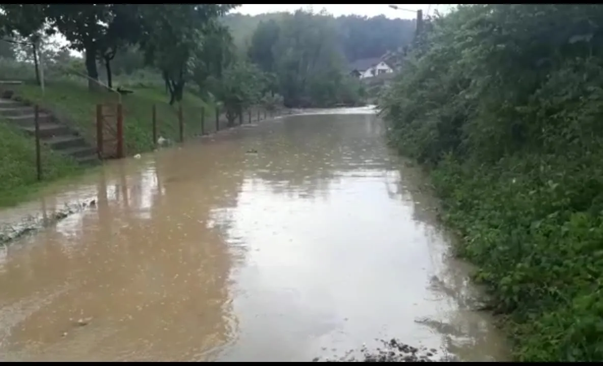 Potop în Argeş!  Inundaţii în mai multe localităţi din judeţ!