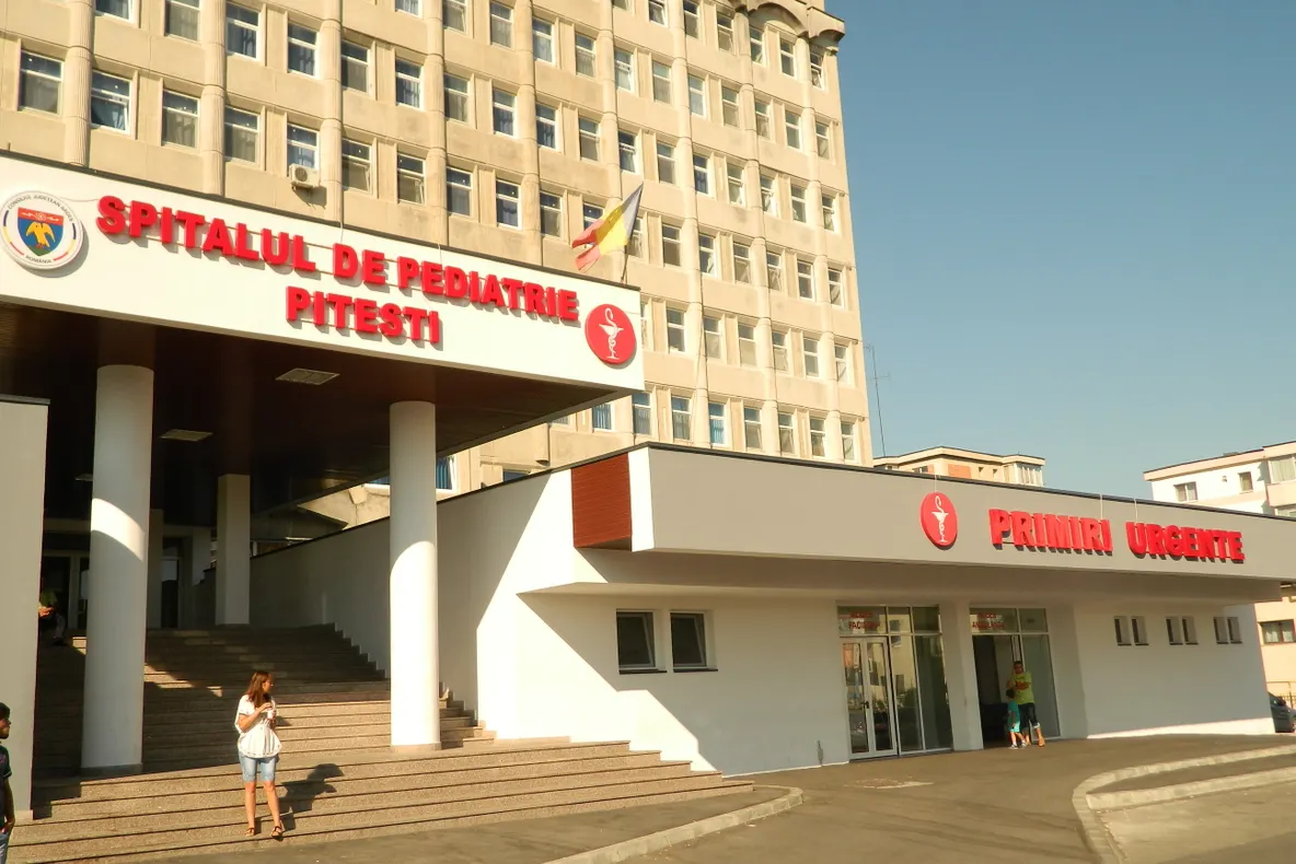 10 copii cu suspiciune de toxiinfecție alimentară într-o tabără din Argeş