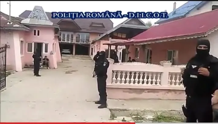 Trei femei și un bărbat reținuți în dosarul de pornografie infantilă