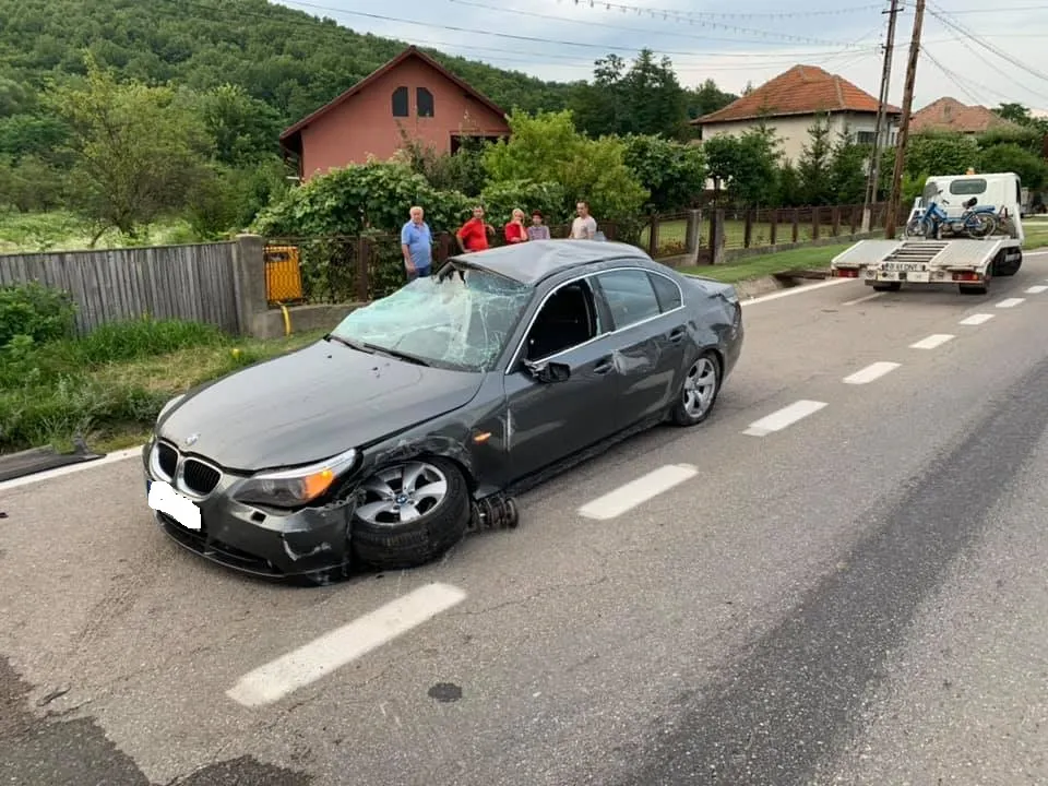 Vâlcean beat s-a răsturnat cu bolidul pe DN 7. Martorii l-au dat de gol!