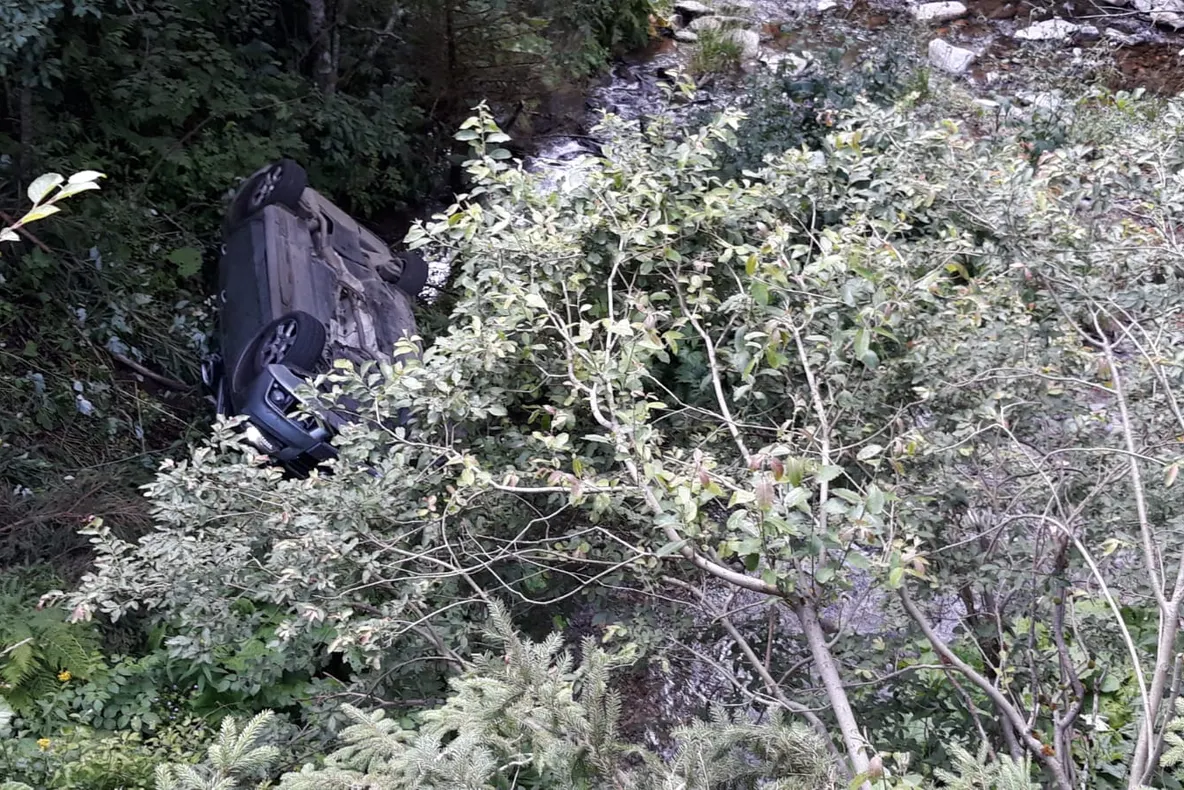 Video - Autoturism căzut în râpă, pe Transfăgărășan. Trei persoane rănite