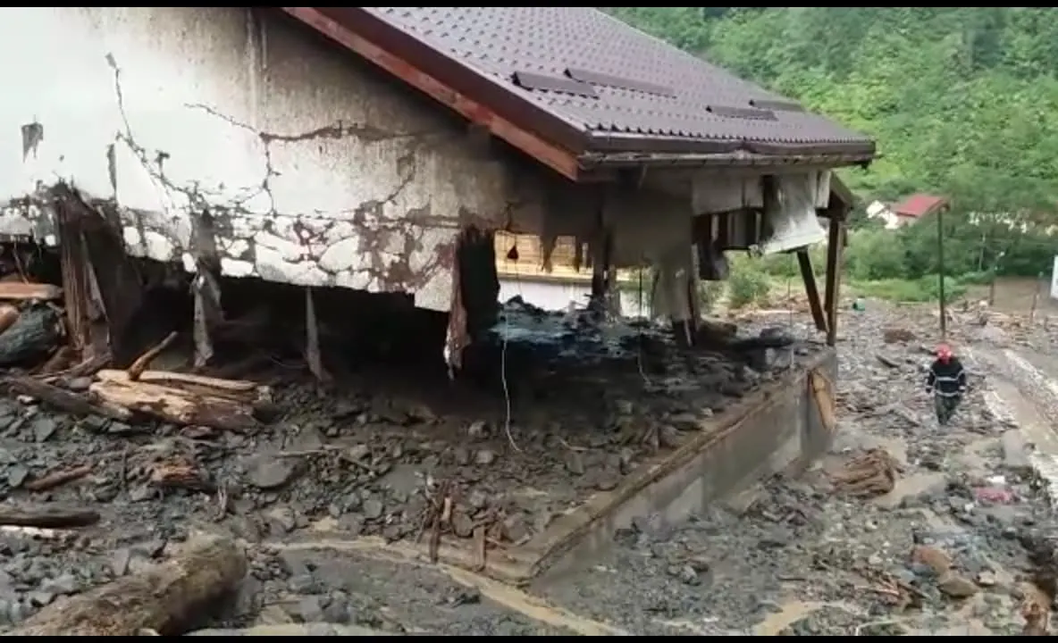Video-Femeie luată din casă de viitură ! Vile distruse de aluviuni