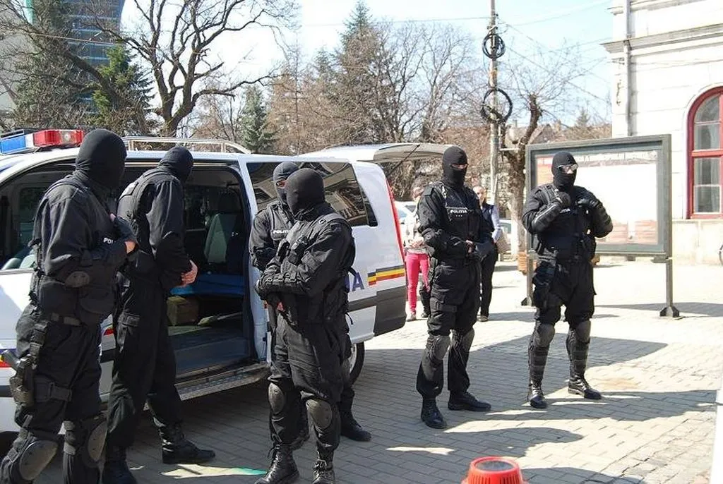 Percheziţii la o gașcă de minori spărgători de mașini!