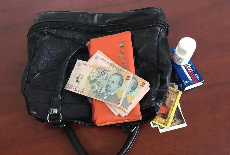 A luat geanta cu bani uitată de o clientă, la magazin!