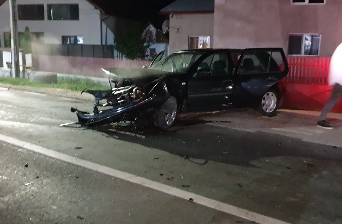 O mașină s-a răsturnat la intrarea în peco! Trei victime!