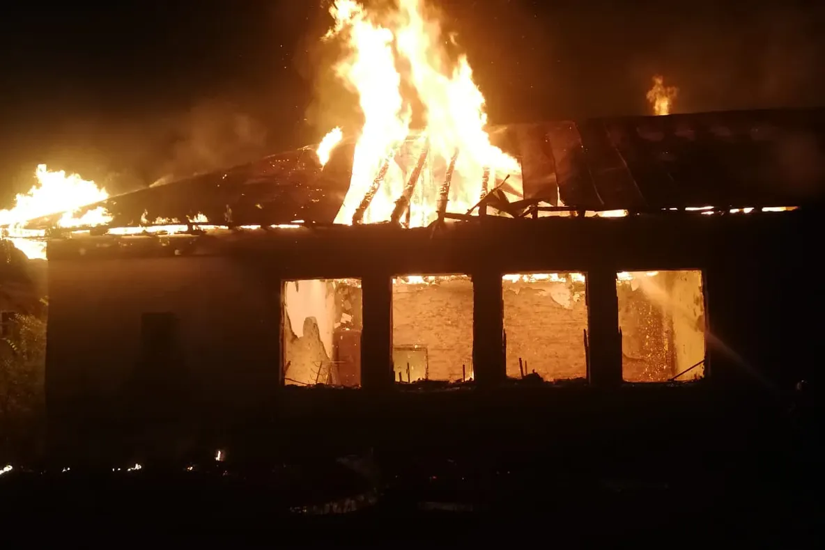 UPDATE - Video! A ars o școală dezafectată din județul Argeș