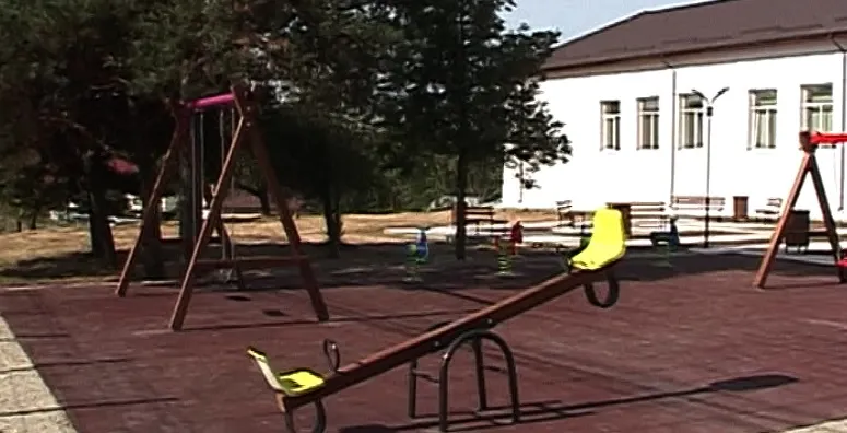 Elevii s-au întors la școală, la Albota, într-o clădire renovată din temelii