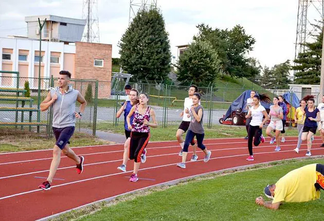 Accesul restricționat pe pista de atletism, fiind organizate meciuri
