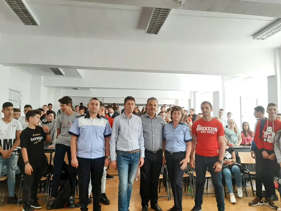Marius Cocean îi învață pe elevi tehnici de autoapărare