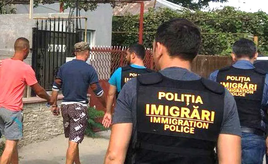 Prins cu mașina plină de migranți pe A1! A ajuns în arest