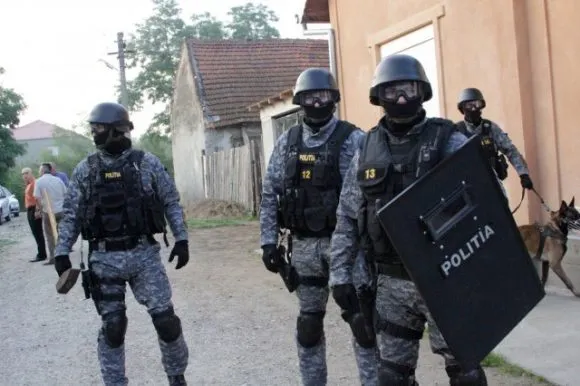 A fugărit un bărbat pe stradă, cu sabia şi a ajuns în arest
