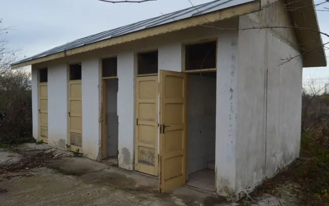 Lista unităților de învățământ din Argeș cu WC-ul în curte