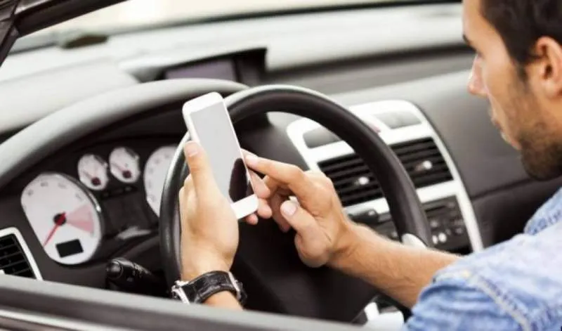 Şoferii plătesc scump folosirea telefonului în timp ce conduc! Legea intră în vigoare