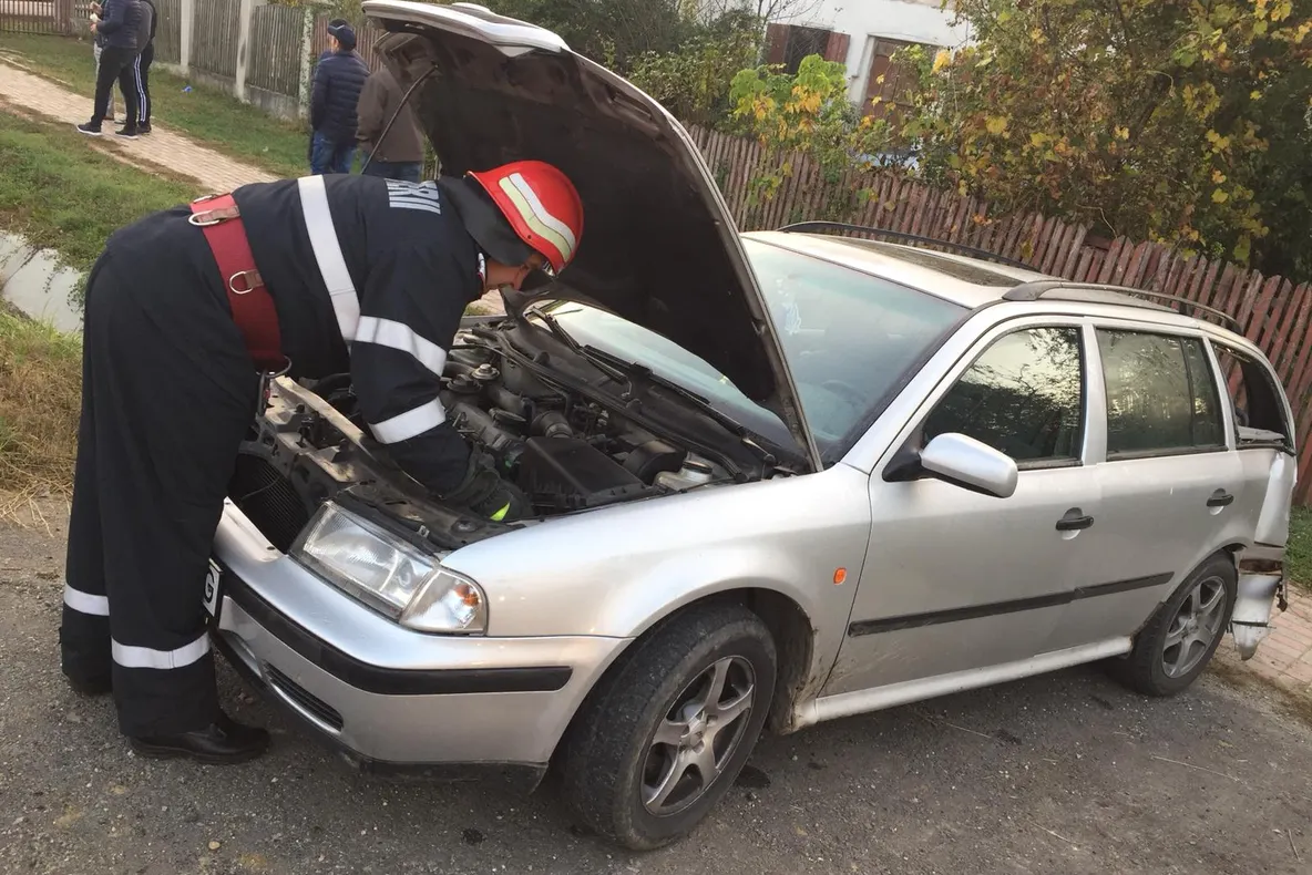 Șofer rănit la coloană într-un accident la Stâlpeni, pe DN 73