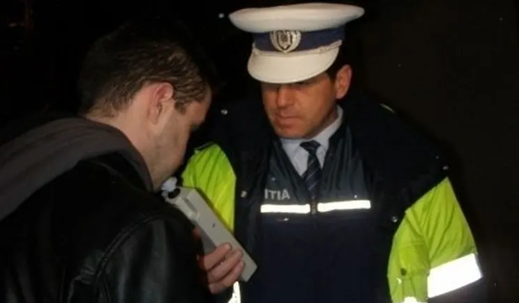 Şoferul băut s-a răsturnat cu maşina! Dosar penal!