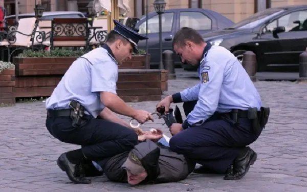Agresor sexual! A luat o copilă de 13 ani, în maşină şi a pipăit-o!
