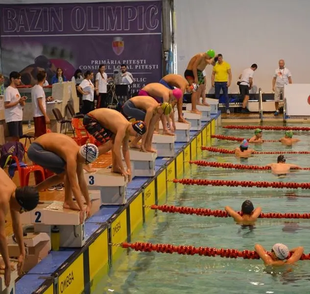 Agitație mare la Bazinul Olimpic Pitești! Concurs de înot cu 350 de sportivi