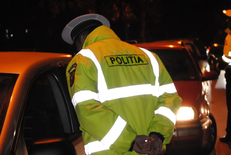Conducea având permis fals! Nici actele maşinii nu erau în regulă