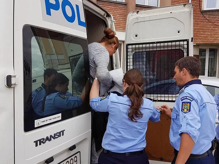 Patroana a fost reţinută pentru loviri şi alte violenţe