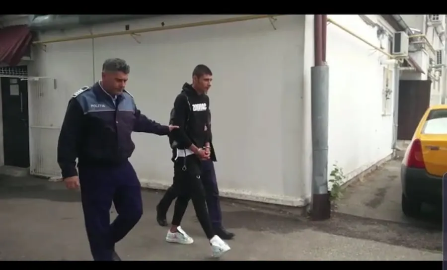 Adolescenţi prinşi după ce au vrut să spargă un chioşc de pâine