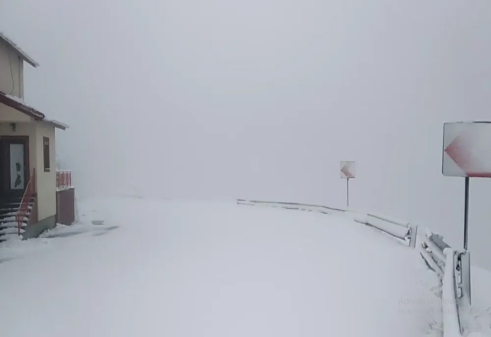 Video! Pe Transfăgărășan, la cota 2000, ninge ca în povești