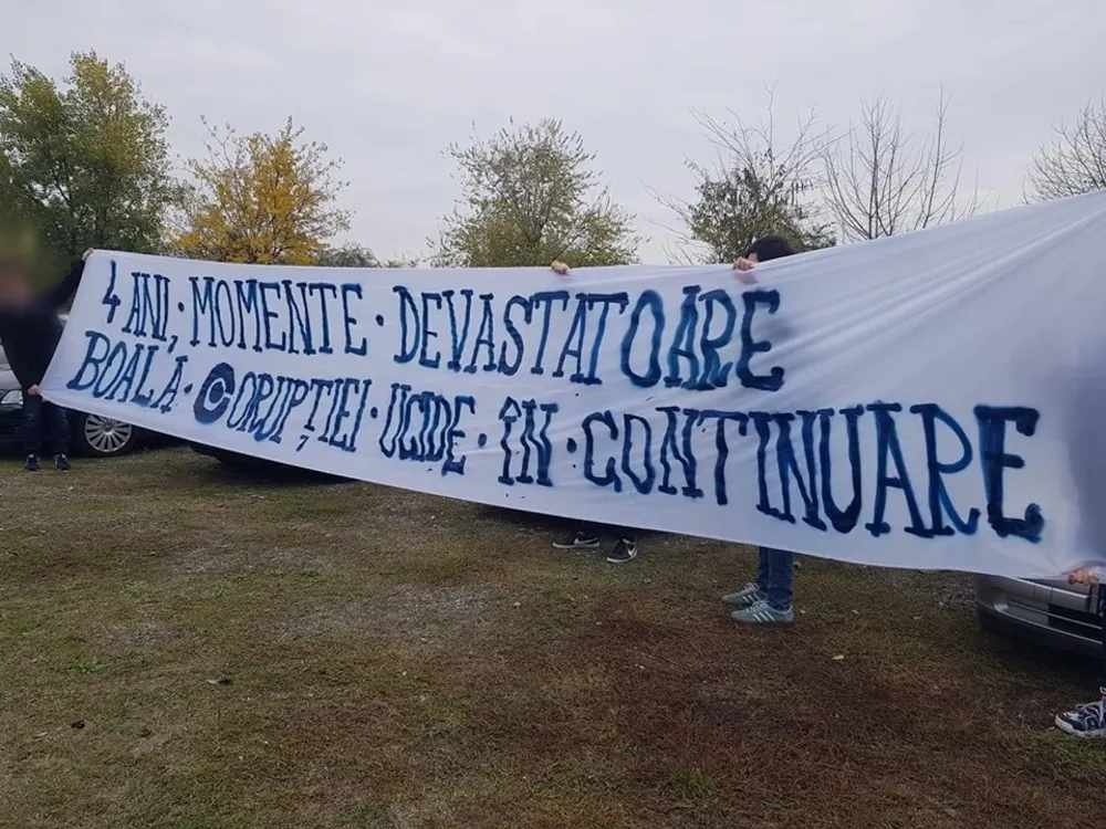 Fanii lui FC Argeș nu au fost lăsați să intre la meci cu un banner de comemorare a victimelor de la Colectiv