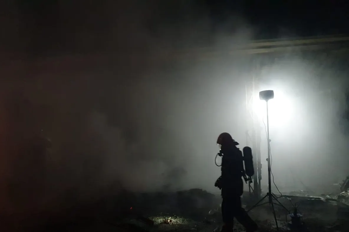 Video-Incendiu puternic la o hală din comuna Căteasca