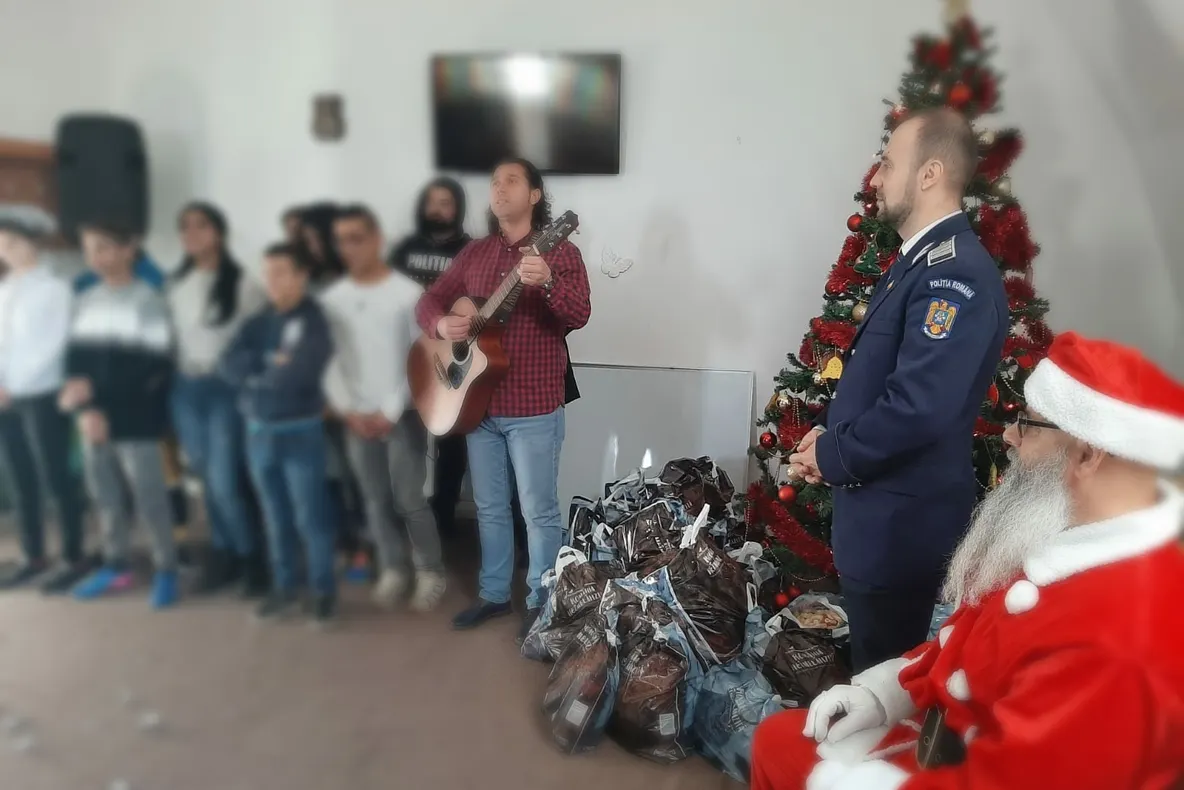Video-Moș Crăciun este polițist! Sania a fost înlocuită de dube!
