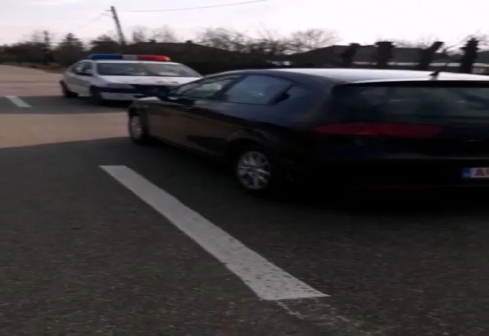 Video-Vezi cum a reuşit hoţul să-l păcălească pe samsar furându-i maşina!
