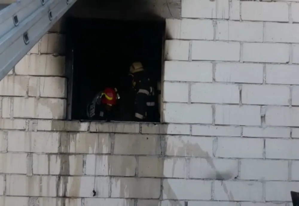 Și-a dat foc la casă încercând să reaprindă focul cu benzină!