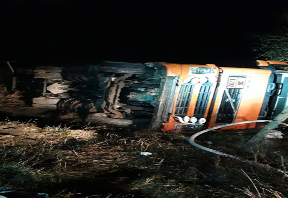 Update-Cisternă cu 15 tone de combustibil, răsturnată în Argeș