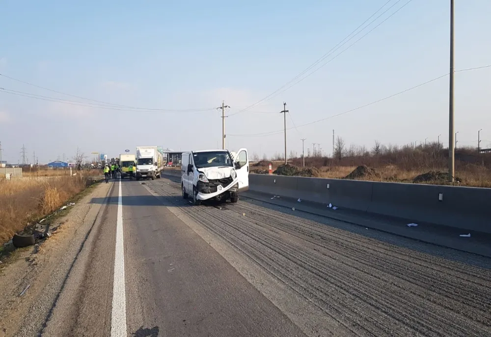Accident cu trei maşini implicate, la ieşirea din Piteşti!