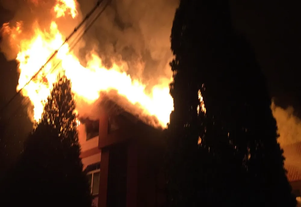Video-Incendiu violent la o casă cu etaj din Coșești!