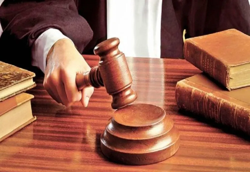 Trei tineri trimişi în judecată după ce au răpit o fată