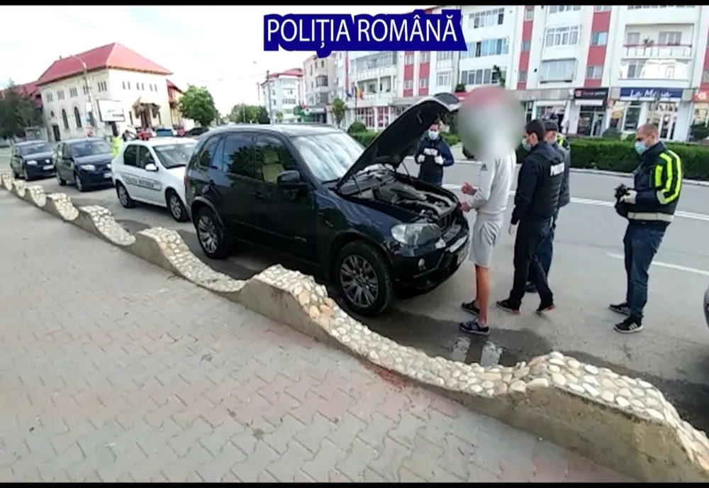 Fiul unui afacerist a făcut live amenințându-și adversarii cu pistolul