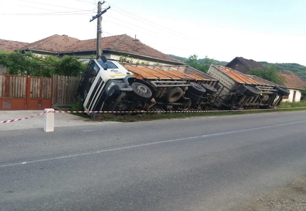 Video-S-a răsturnat un camion plin cu păsări, la Poienarii de Argeș