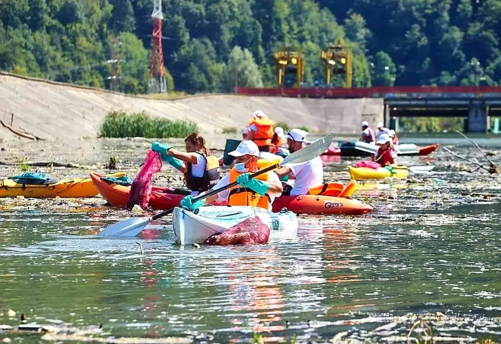 Voluntari din Vâlcea, Sibiu şi Argeş, în lupta cu deşeurile din zona Defileul Oltului