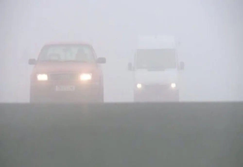 Traficul rutier este îngreunat pe mai multe artere rutiere din cauza ceții