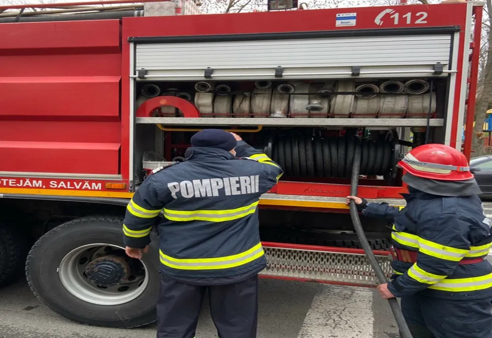 Incendiu la Curtea de Argeş. Zeci de locatari ai unui bloc, evacuaţi