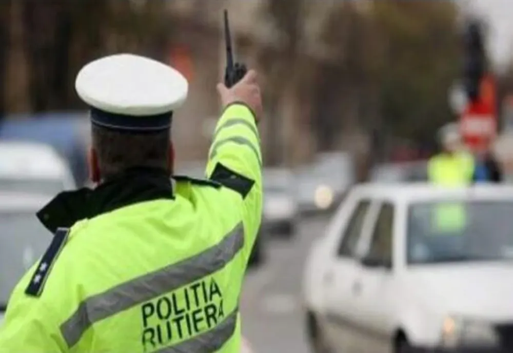 O maşină a intrat într-un autobuz de călători în Piteşti
