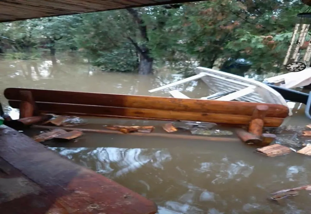 Peste 30 de gospodarii inundate în Câmpulung. De aproape 40 de ani nu au mai existat asemenea fenomene în zonă