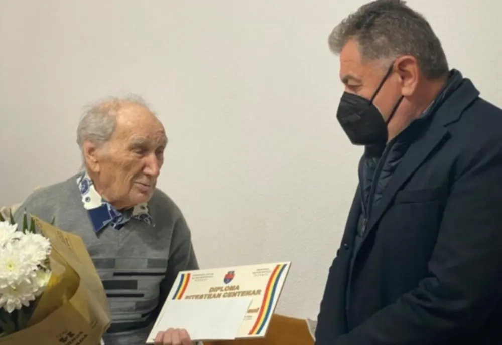 Primarul din Pitești l-a felicitat pe veteranul de război Ștefan Merișanu, cu ocazia sărbătoririi a 100 de ani