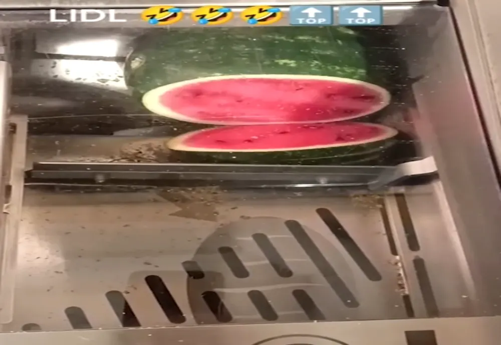 Un român și-a feliat pepenele la LIDL, în aparatul pentru tăiat pâine