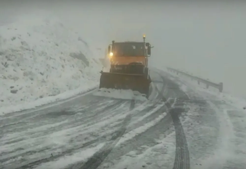 Ninsoare pe Transfăgărășan. Salvamontiștii avertizează că în zonă este foarte frig