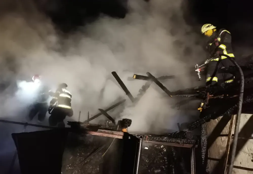 Incendiu în Argeș. O persoană a fost găsită carbonizată în casă