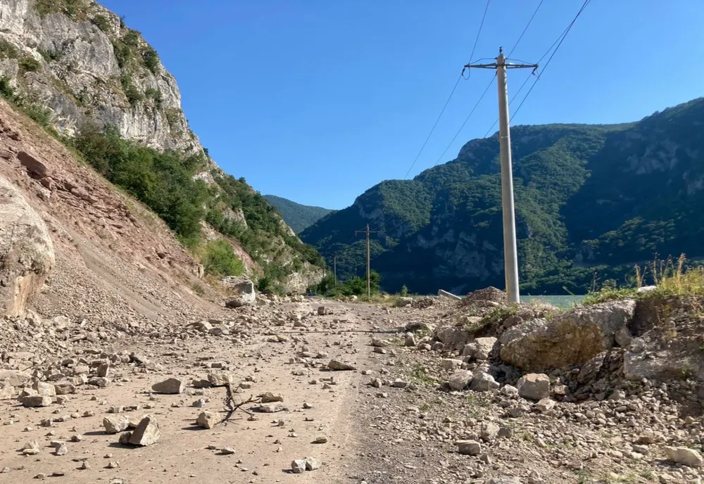 Drumuri blocate din cauza prăbușirii versanților